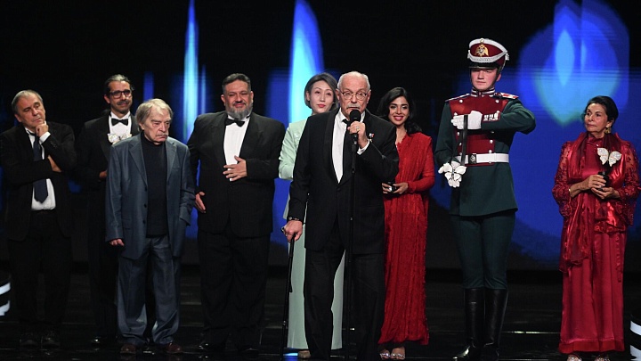 Актеры Адабашьян и Крючкова выиграли премию "Бриллиантовая бабочка"